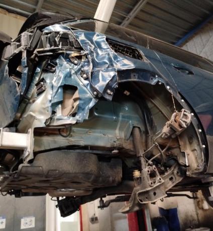 Réparation d'une Peugeot 5008 accidenté : aile arrière, jupe, trains roulants.