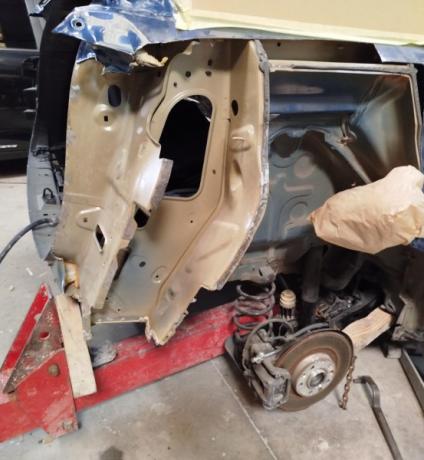 Réparation d'une Peugeot 5008 accidenté : aile arrière, jupe, trains roulants.