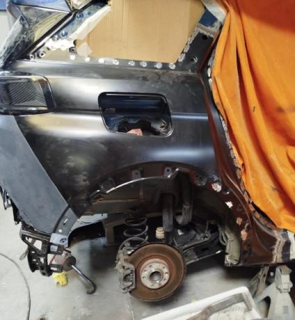 Réparation d'une Peugeot 5008 accidenté : aile arrière, jupe, trains roulants.