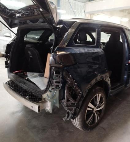 Réparation d'une Peugeot 5008 accidenté : aile arrière, jupe, trains roulants.